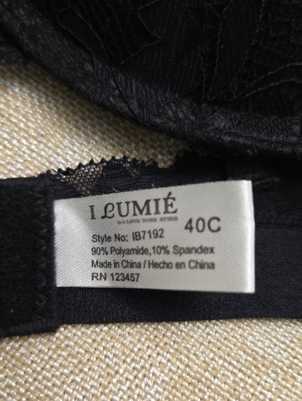 Elegant Black Lace Underwire Bra with Support - Picture 6 of 7